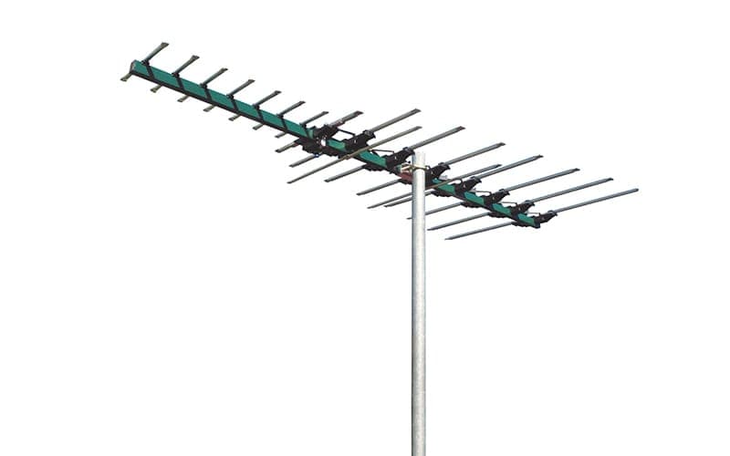 Digital TV antenna with a wide reflector array mounted on a galvanised mast